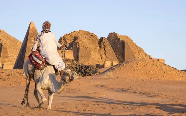 Meroe Sudán Diciembre 2015 Hombre Sudanés Con Camello Desierto Cerca —  Fotos de Stock