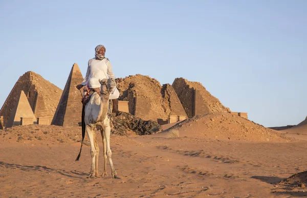 Meroe Sudão Dezembro 2015 Homem Sudanês Com Seu Camelo Deserto — Fotografia de Stock