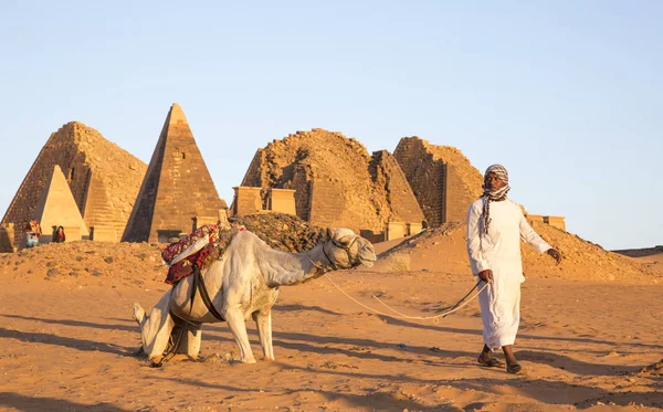 Meroe Sudan Aralık 2015 Sudan Adam Meroe Pyramids Yakınındaki Çölde — Stok fotoğraf