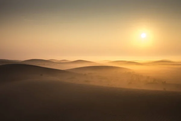 Nebel Der Wüste Bei Sonnenaufgang Nahe Dubai Uae — Stockfoto