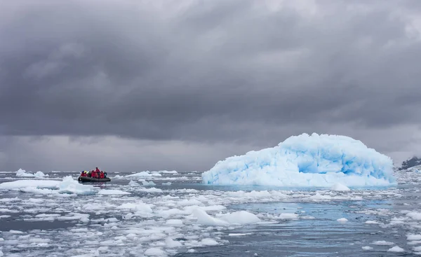 Turista Zodiaco Che Viaggia Acque Antartiche Mezzo Enormi Iceberg — Foto Stock