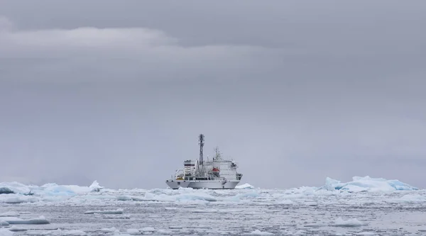 Båt Mitten Massiva Glaciärer Utanför Kusten Antarktiska Halvön — Stockfoto