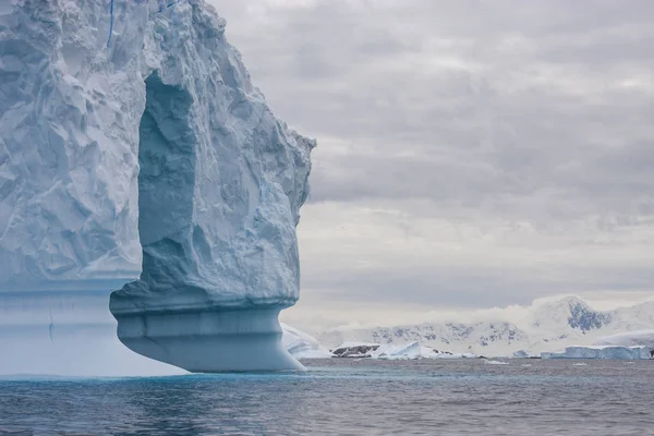 Bergs Gelo Maciços Largo Costa Península Antártica — Fotografia de Stock