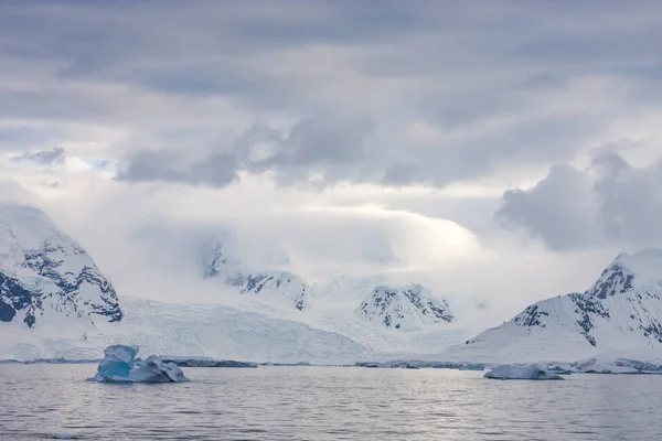 Ακτή Της Ανταρκτική Χερσόνησο Ανταρκτική Θερινή Περίοδο — Φωτογραφία Αρχείου