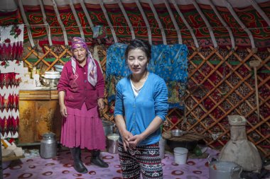 Bayan Olgii, Moğolistan - 29 Eylül 2015: Moğol kadın ve annesi ev onların yurt içinde