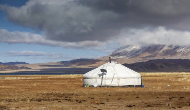 Batı Mongolai manzara yalnız yurt