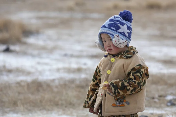 Bayan Olgii Mongolsko Září 2015 Mongolský Kluk Venku Chladný Den — Stock fotografie