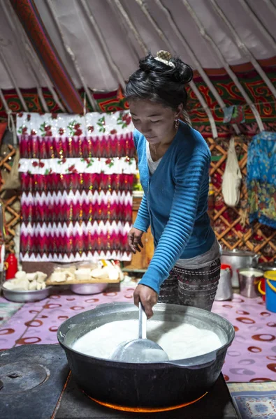 蒙古巴扬奥尔吉 2015年9月29日 蒙古妇女在家里的蒙古包里煮温和的饭 — 图库照片