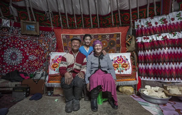 Bayan Olgii Mongolia Syyskuuta 2015 Mongolian Perhe Kodissaan Juurtti — kuvapankkivalokuva