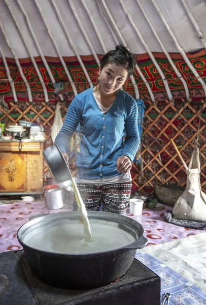 蒙古巴安 奥尔吉 2015年9月29日 蒙古妇女在家中的蒙古包里煮牛奶 — 图库照片