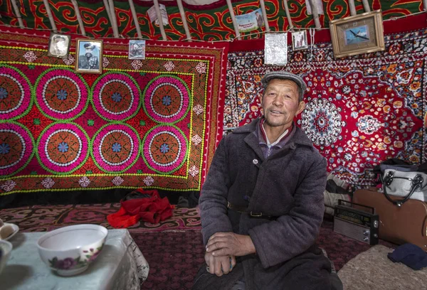 バヤン ウルギー モンゴル 2015 彼の家パオでモンゴルのカザフ遊牧民男 — ストック写真