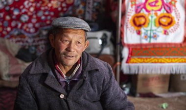 Bayan Olgii, Moğolistan - 29 Eylül 2015: Moğol kazak göçebe adam onun ev yurt içinde