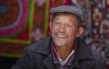 Bayan Olgii, Moğolistan - 29 Eylül 2015: Moğol kazak göçebe adam onun ev yurt dinlenme