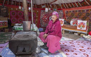 Bayan Olgii, Moğolistan - 29 Eylül 2015: Mongoilian kazak göçebe kadın onun ev yurt içinde
