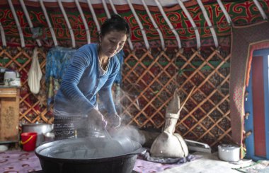 Bayan Olgii, Moğolistan - 29 Eylül 2015: Mongoilian kazak göçebe kadın onun ev yurt pişirme