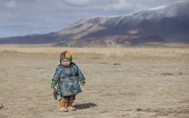 Bayan Olgii, Moğolistan - 29 Eylül 2015: Batı Moğolistan manzarada oynarken Moğol kazak göçebe çocuk