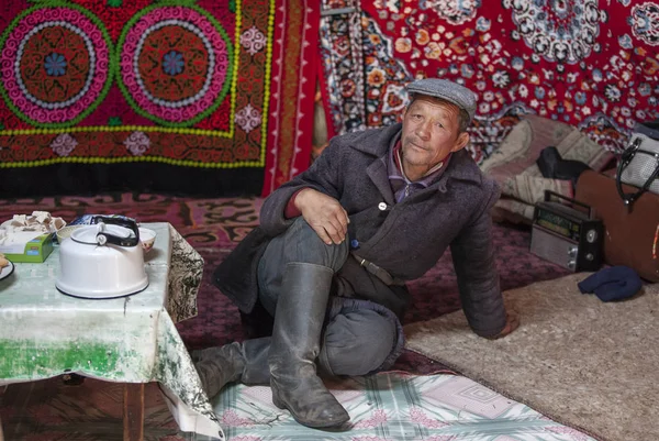 蒙古巴扬奥尔吉 2015年9月29日 蒙古哈萨克游牧民族男子在他的家中休息 — 图库照片