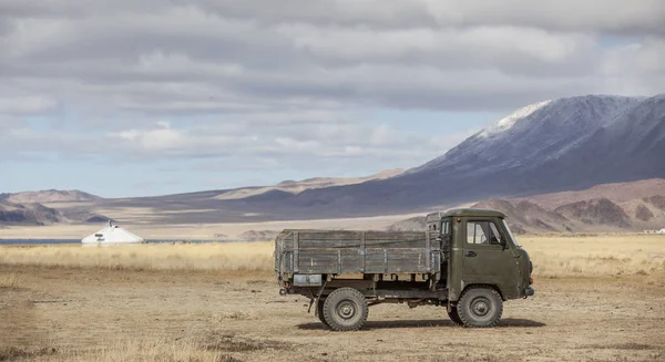 Colpo Scenico Vecchia Auto Nel Paesaggio Della Mongolia — Foto Stock