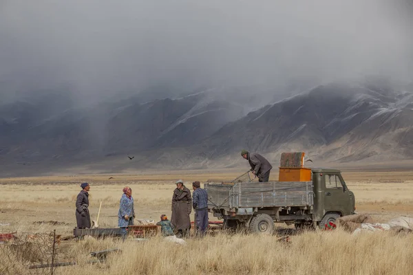 蒙古巴安奥尔吉 2015年9月29日 蒙古哈萨克游牧民族将蒙古包装进汽车 以便在冬季搬到更有庇护的地方 — 图库照片