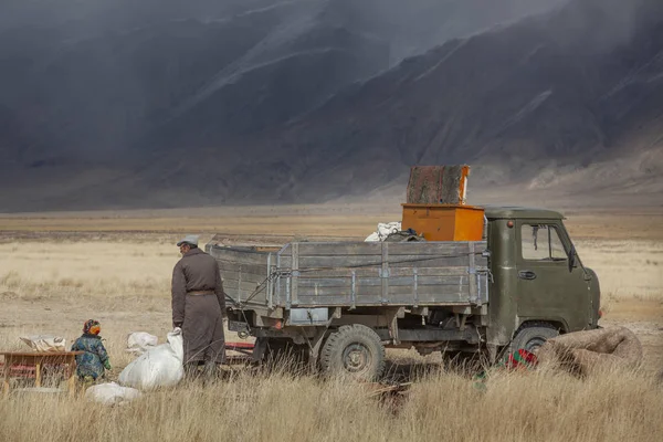 バヤン ウルギー モンゴル 2015 冬のシーズンのためのモンゴル カザフ遊牧民の人々 の車に パオを梱包より保護する動きをする場所 — ストック写真