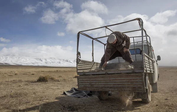 蒙古巴扬奥尔吉 2015年9月29日 蒙古哈萨克游牧民男子清洗汽车 准备将他们的蒙古包转移到新的地点 — 图库照片