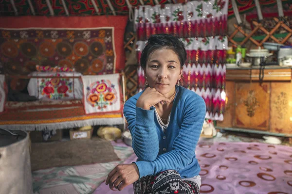 Bayan Olgii Mongolia Septiembre 2015 Mujer Nómada Kazakh Mongol Yurta — Foto de Stock