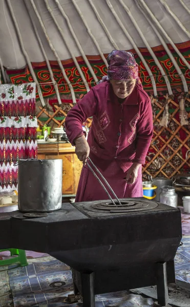 Bajan Olgi Mongolia Września 2015 Kazachski Mongoilian Nomad Kobieta Gotowania — Zdjęcie stockowe