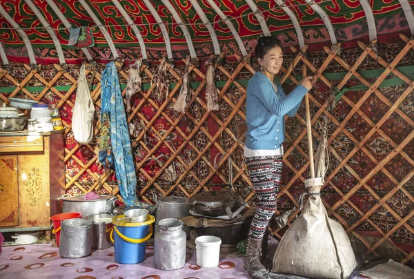 蒙古巴扬奥尔吉 2015年9月29日 Kazakh 游牧妇女在家里的蒙古包里做奶酪 — 图库照片