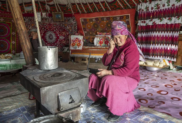 蒙古巴扬奥尔吉 2015年9月29日 蒙古哈萨克游牧妇女在家中的蒙古包里打电话 — 图库照片