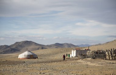 Bayan Ulgii, Moğolistan-30 Eylül 2015: Moğol Kazakça Nomad ev Batı Moğolistan manzara