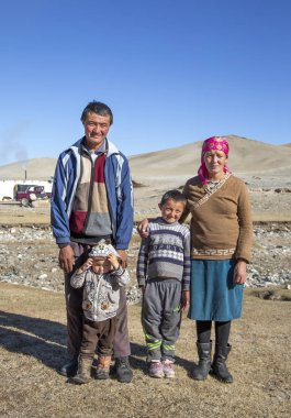 Bayan Ulgii, Moğolistan-1 Ekim 2015: Moğol göçebe ailesi