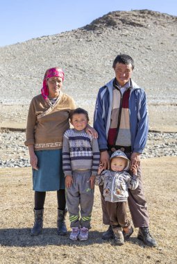 Bayan Ulgii, Moğolistan-1 Ekim 2015: Moğol göçebe ailesi