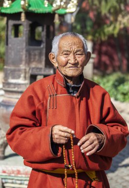 Ulannbaatar, Moğolistan - 27 Eylül 2015: Moğol ihtiyar Tapınağı'nda dua sunan