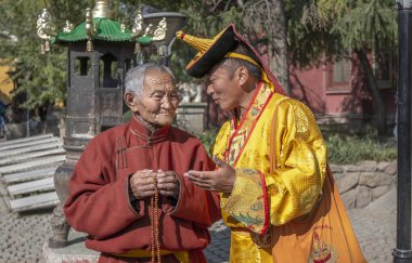 Ulannbaatar, Moğolistan - 27 Eylül 2015: Ulaanbaatar tapınağında adam konuşurken keşiş