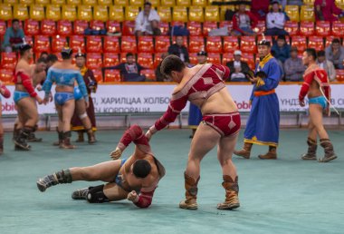 Ulannbaatar, Moğolistan - 27 Eylül 2015: Moğol güreş karşılaşması