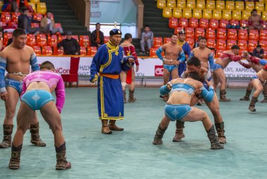 Ulannbaatar, Moğolistan - 27 Eylül 2015: Moğol güreş karşılaşması