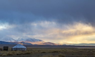 bulutlu gökyüzü altında Batı Moğolistan manzara yurt