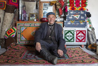 Bayan Ulgii, Moğolistan - 1 Ekim 2015: Moğol göçebe adam yuvasında