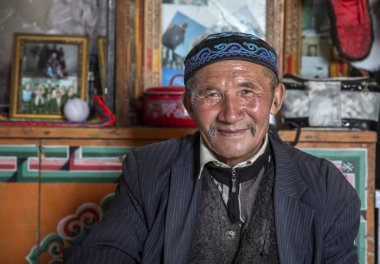 Bayan Ulgii, Moğolistan - 1 Ekim 2015: Moğol göçebe adam yuvasında