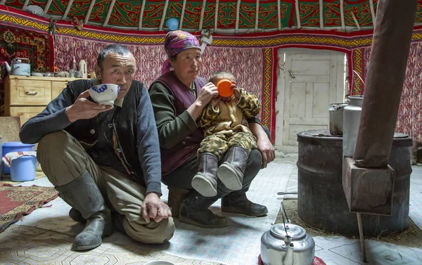 Bajan Ulgii Mongolia Września 2015 Nomad Mongolskiej Rodziny Ich Domu — Zdjęcie stockowe
