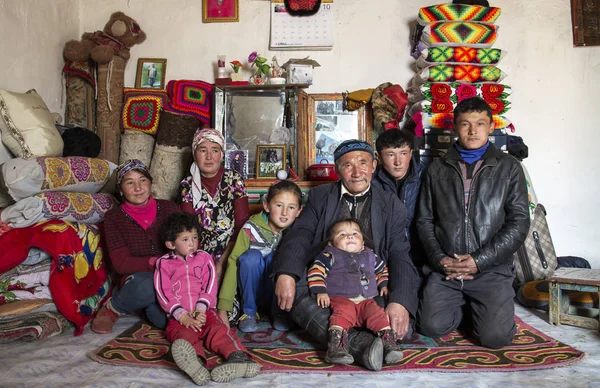 蒙古巴安乌尔吉 2015年10月1日 蒙古游牧民族家庭在他们的家 — 图库照片