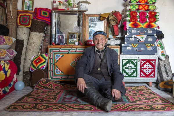 蒙古巴亚安乌尔吉 2015年10月1日 蒙古游牧民族男子在家中 — 图库照片