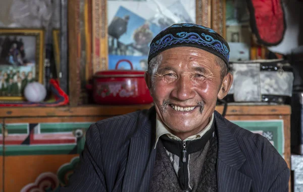 蒙古巴扬 乌尔吉 2015年10月1日 蒙古游牧民族男子在家中 — 图库照片