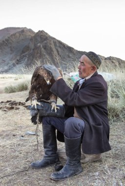 Bayan Ulgii, Moğolistan - 3 Ekim 2015: Kazak kartal besleme avcı ve evcil hayvan kuş olduğunu