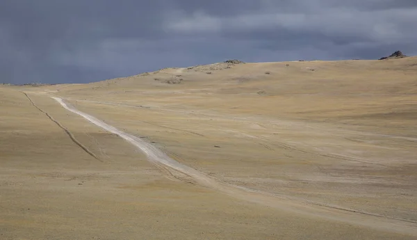曇りの日に西モンゴルの不毛の風景 — ストック写真