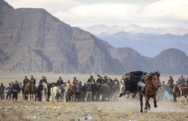 Bayan Ulgii, Moğolistan - 3 Ekim 2015: Moğol göçebe adam ata