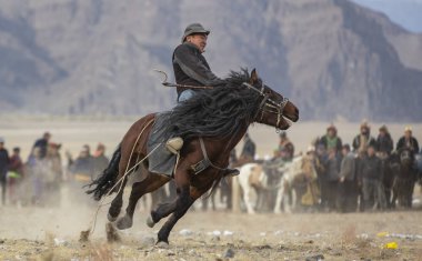 Bayan Ulgii, Moğolistan - 3 Ekim 2015: Moğol göçebe adam ata