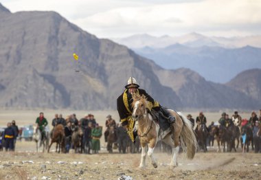 Bayan Ulgii, Moğolistan - 3 Ekim 2015: Moğol göçebe adam ata