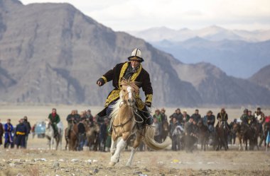 Bayan Ulgii, Moğolistan - 3 Ekim 2015: Moğol göçebe adam ata