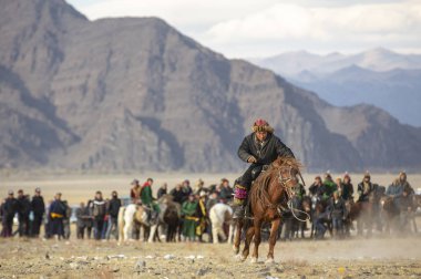 Bayan Ulgii, Moğolistan - 3 Ekim 2015: Moğol göçebe adam ata